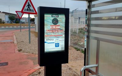 La instalación de dos tótems táctiles transforma la experiencia en el Polígono Industrial de Romica